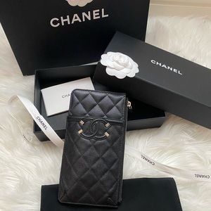 ✨CHANEL Black caviar phonecase wallet.
